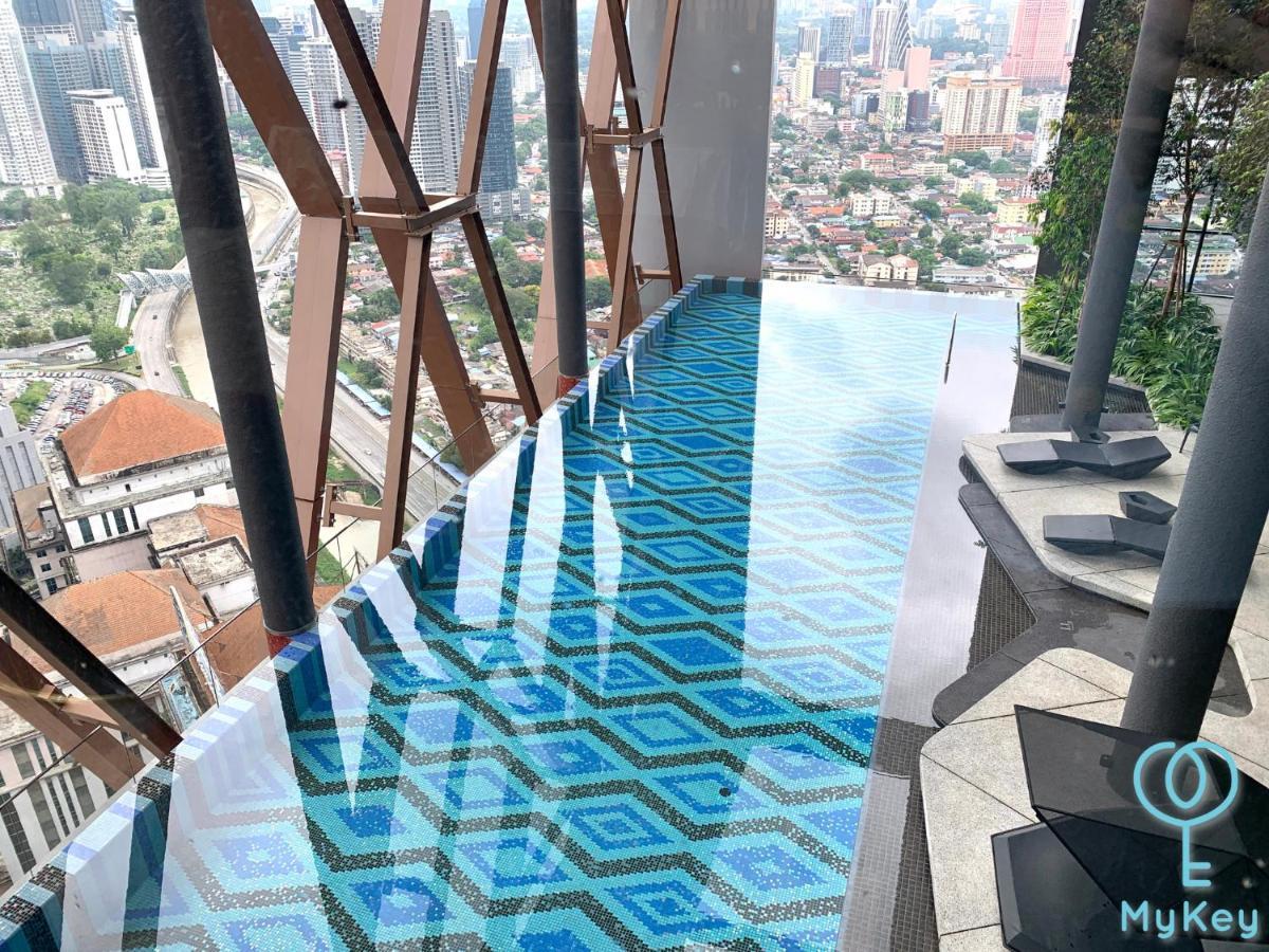 Scarletz Suites By Mykey Kuala Lumpur Exterior foto Infinity pool at the 39th floor