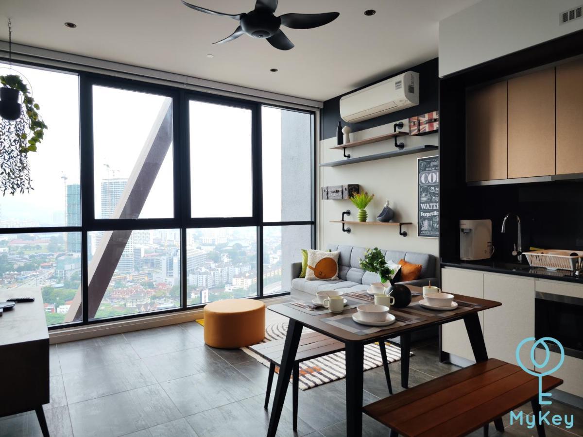 Scarletz Suites By Mykey Kuala Lumpur Exterior foto A fully furnished condominium unit in Malaysia