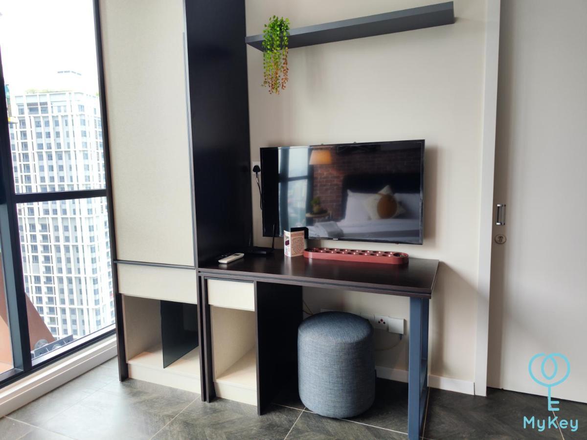 Scarletz Suites By Mykey Kuala Lumpur Exterior foto A television set in a hotel room