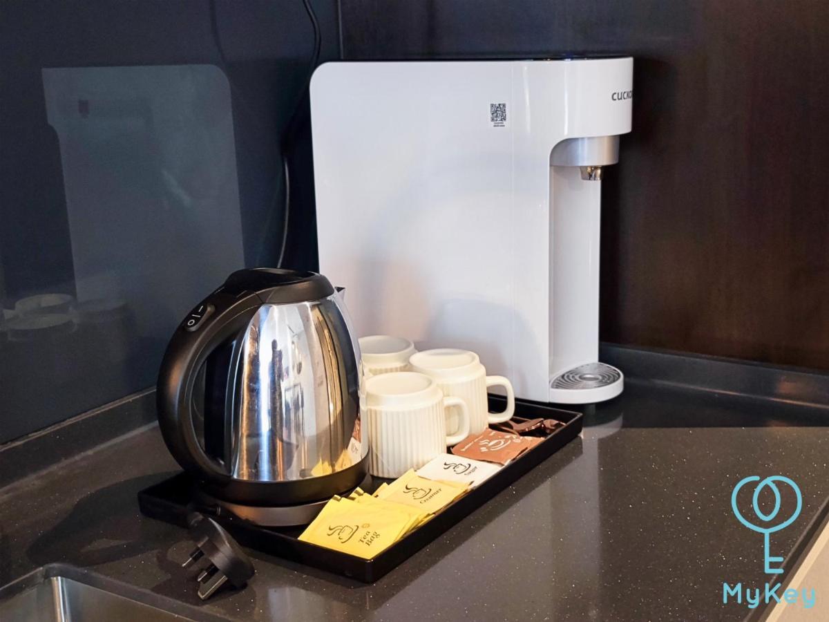 Scarletz Suites By Mykey Kuala Lumpur Exterior foto A water dispenser