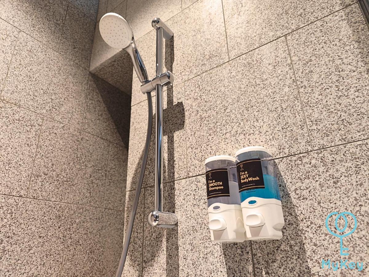Scarletz Suites By Mykey Kuala Lumpur Exterior foto Shower