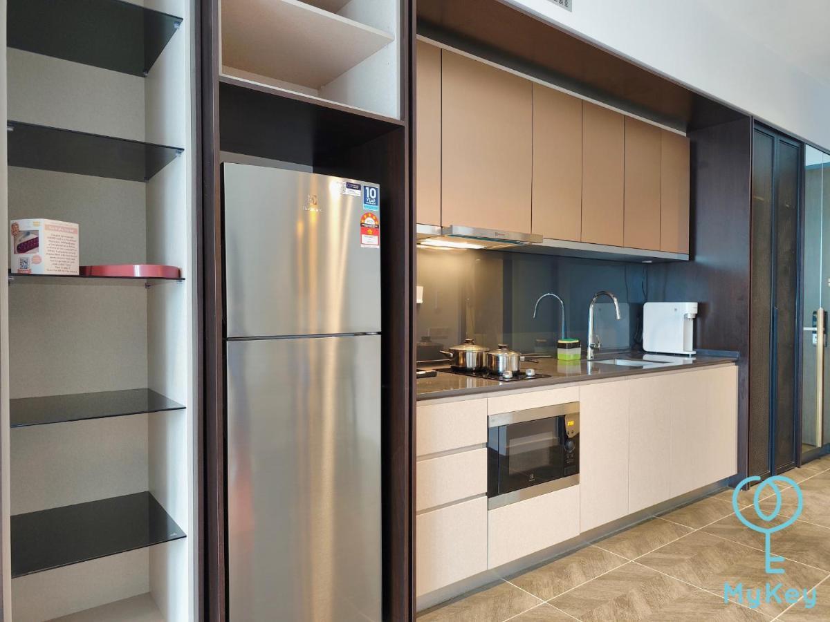 Scarletz Suites By Mykey Kuala Lumpur Exterior foto A typical kitchen in a serviced apartment