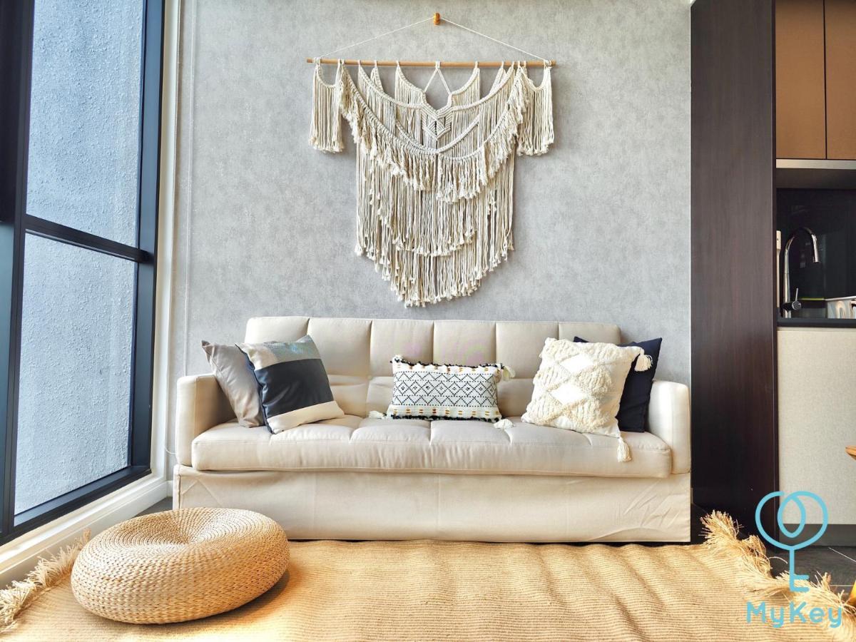 Scarletz Suites By Mykey Kuala Lumpur Exterior foto A wall hanging
