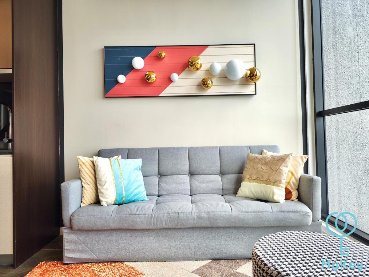 Scarletz Suites By Mykey Kuala Lumpur Exterior foto A sofa bed
