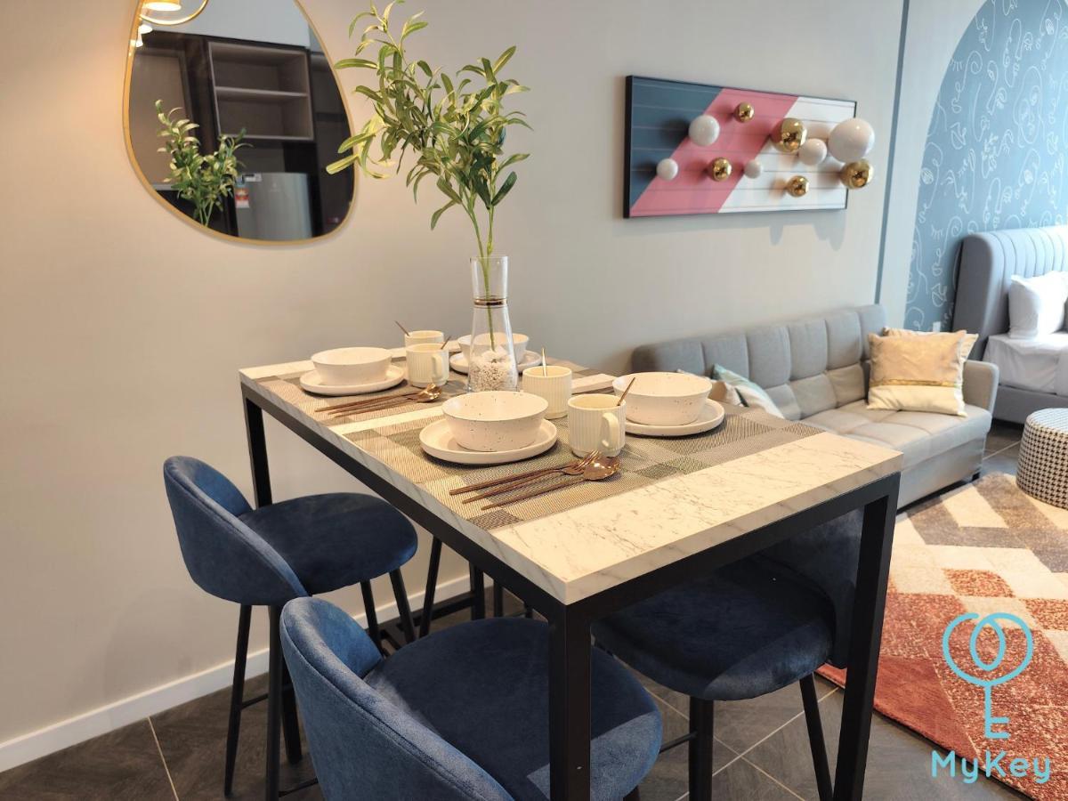 Scarletz Suites By Mykey Kuala Lumpur Exterior foto A dining room in a serviced apartment in Warsaw, Poland
