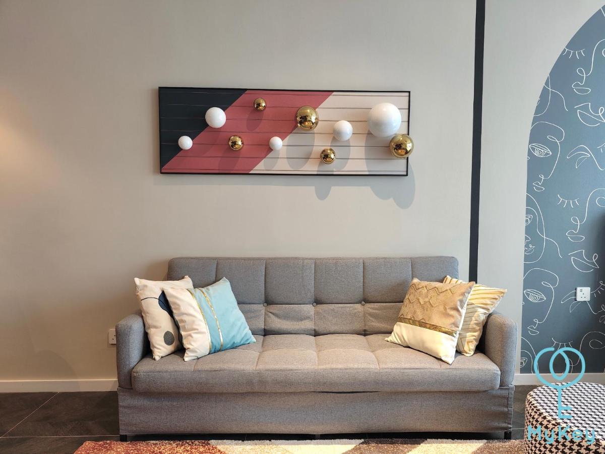 Scarletz Suites By Mykey Kuala Lumpur Exterior foto A sofa bed