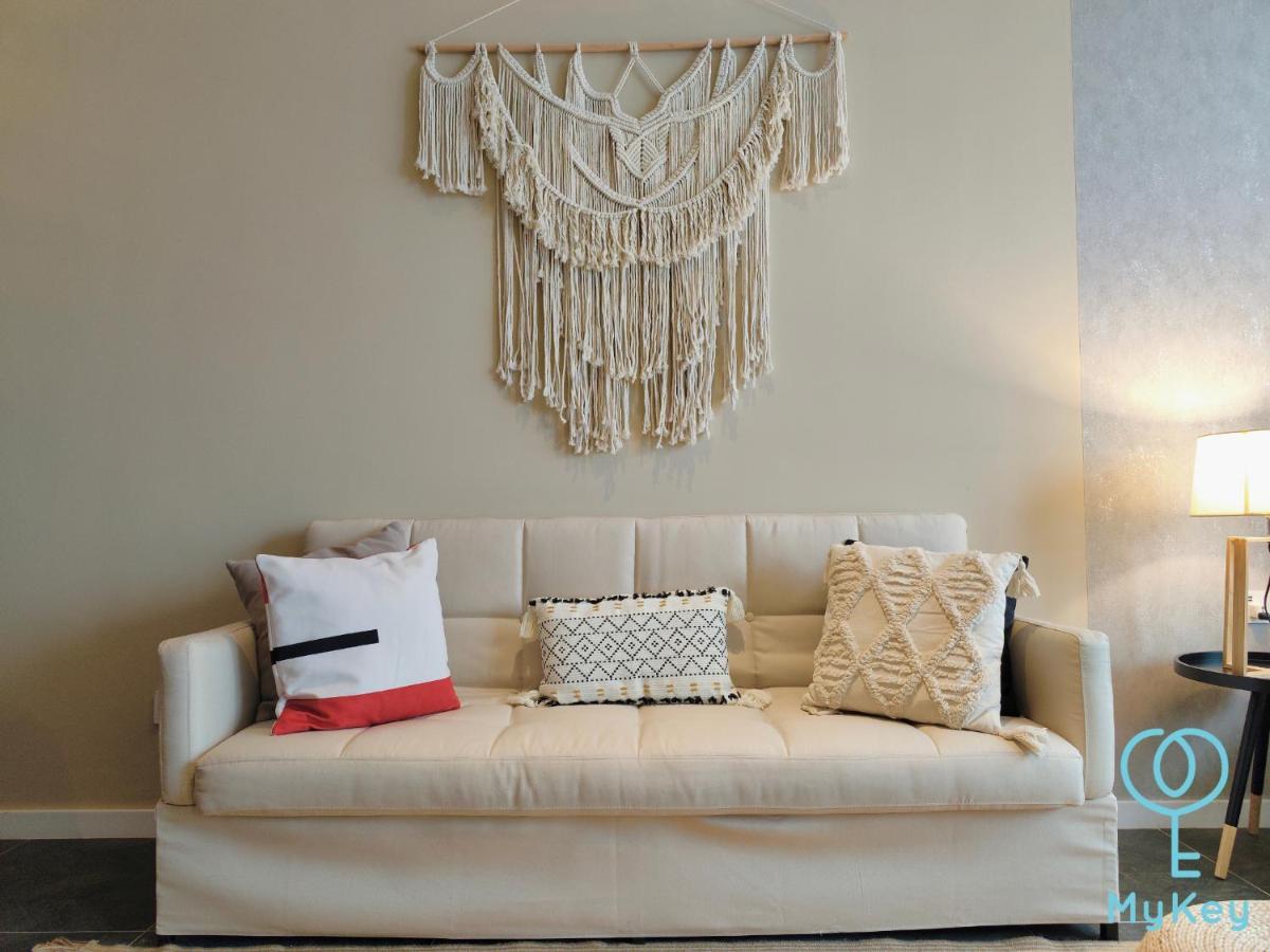 Scarletz Suites By Mykey Kuala Lumpur Exterior foto A modern macramé wall hanging