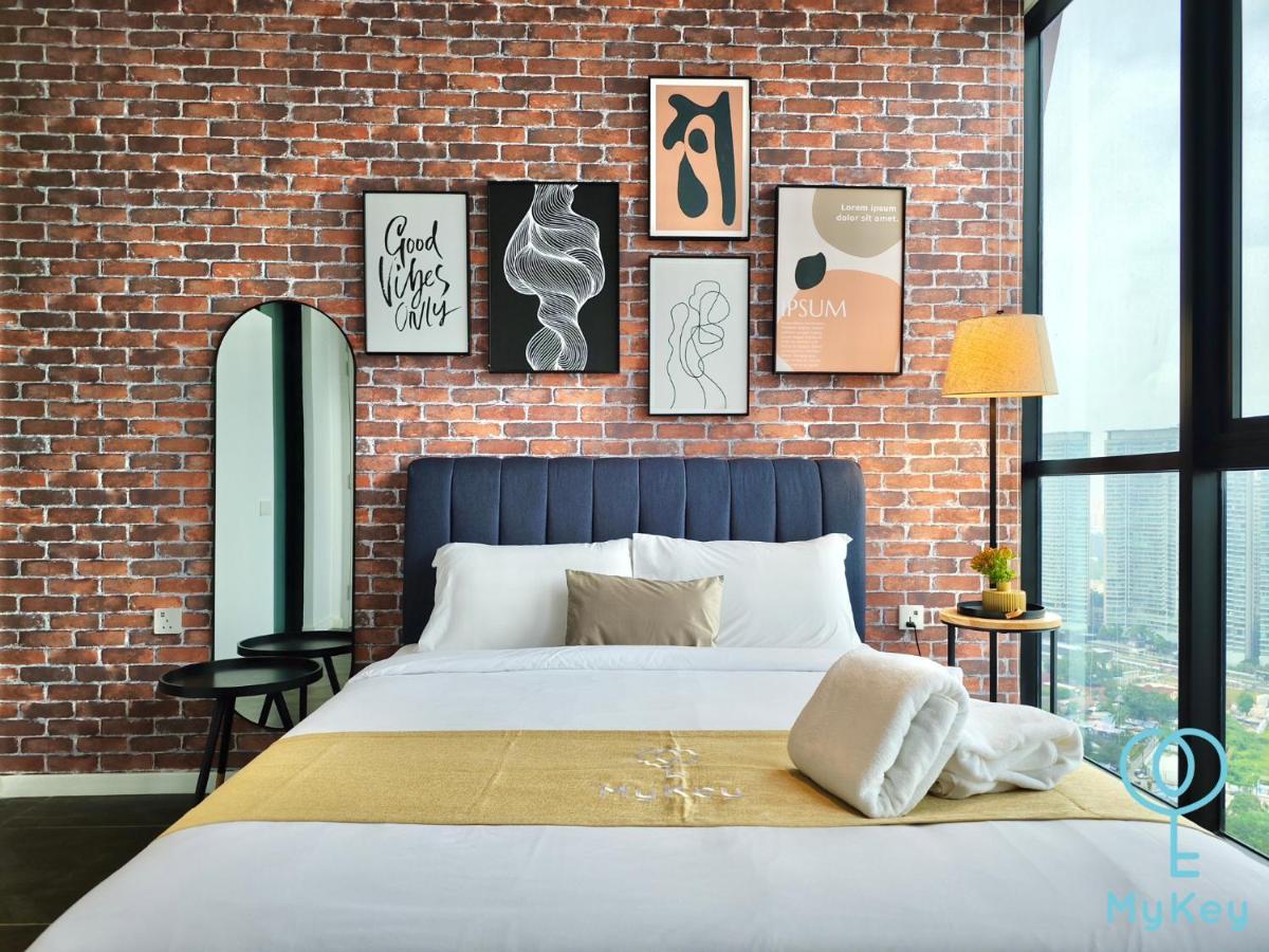 Scarletz Suites By Mykey Kuala Lumpur Exterior foto A bedroom in a serviced apartment in Kuala Lumpur, Malaysia