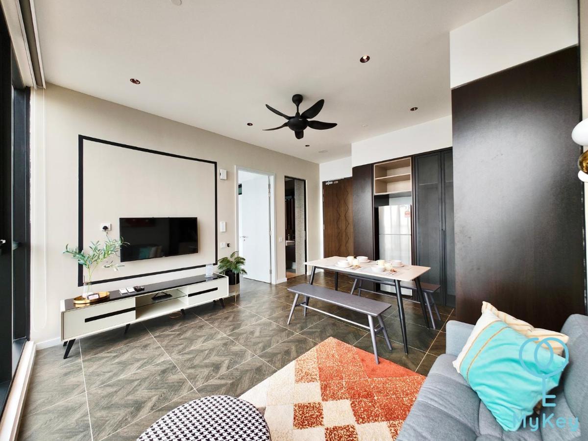 Scarletz Suites By Mykey Kuala Lumpur Exterior foto A living room in a condominium