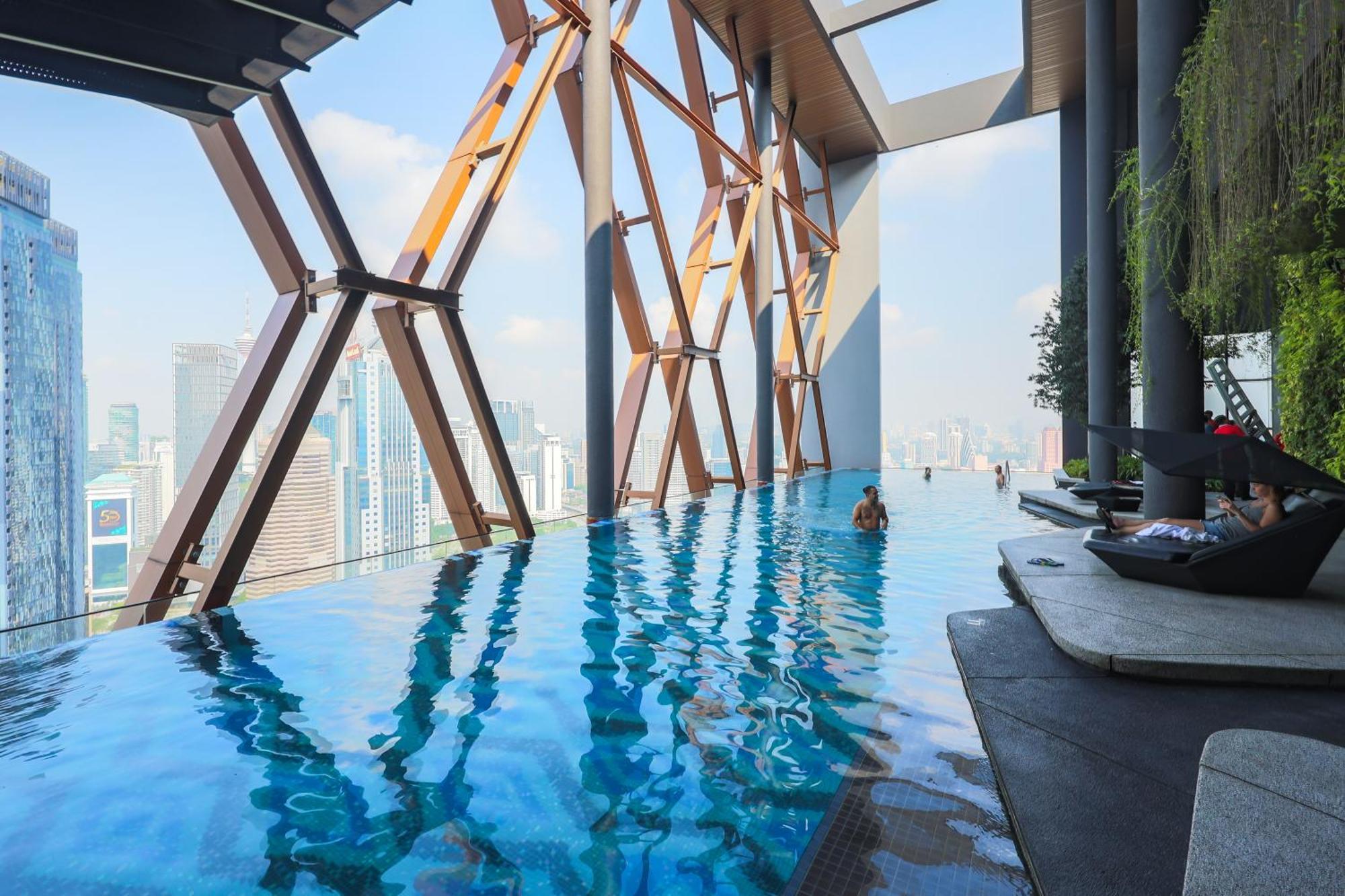 Scarletz Suites By Mykey Kuala Lumpur Exterior foto The pool at the 39th floor