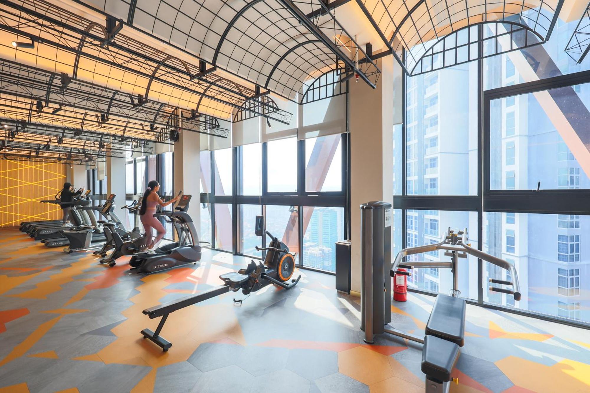 Scarletz Suites By Mykey Kuala Lumpur Exterior foto The gym at the 100-metre high Sky Garden