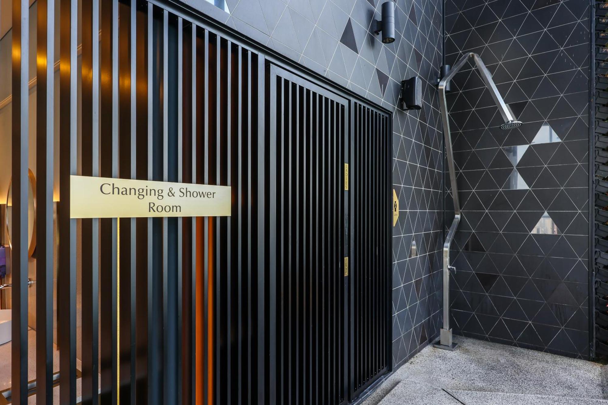 Scarletz Suites By Mykey Kuala Lumpur Exterior foto Changing and shower room